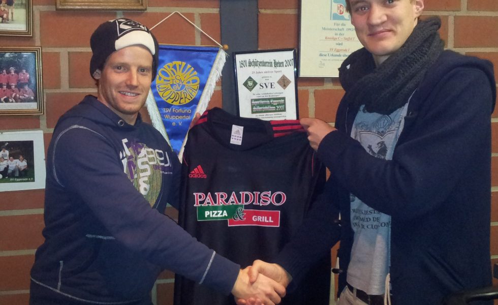 Marven Krain und Lukas Fleige (Foto: Marcus Roters) stellen das neue Trikot im Vereinsheim vor